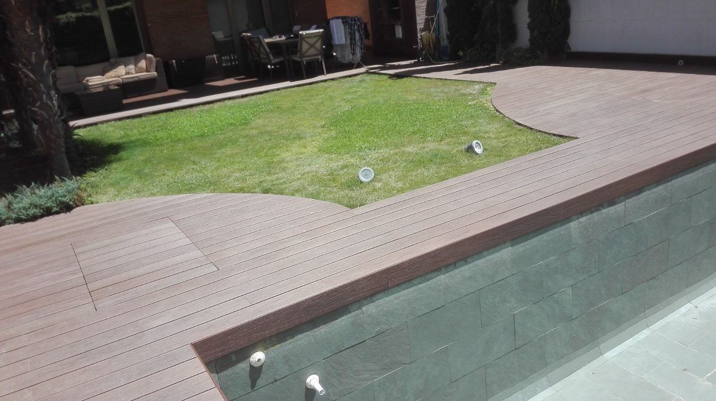 Tarima exterior en terraza de jardín