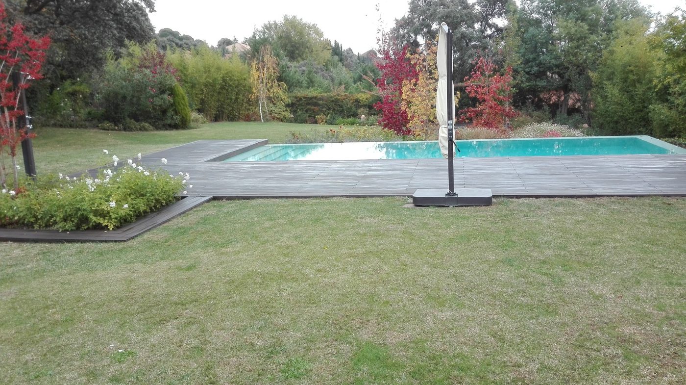 Tarima exterior en jardín