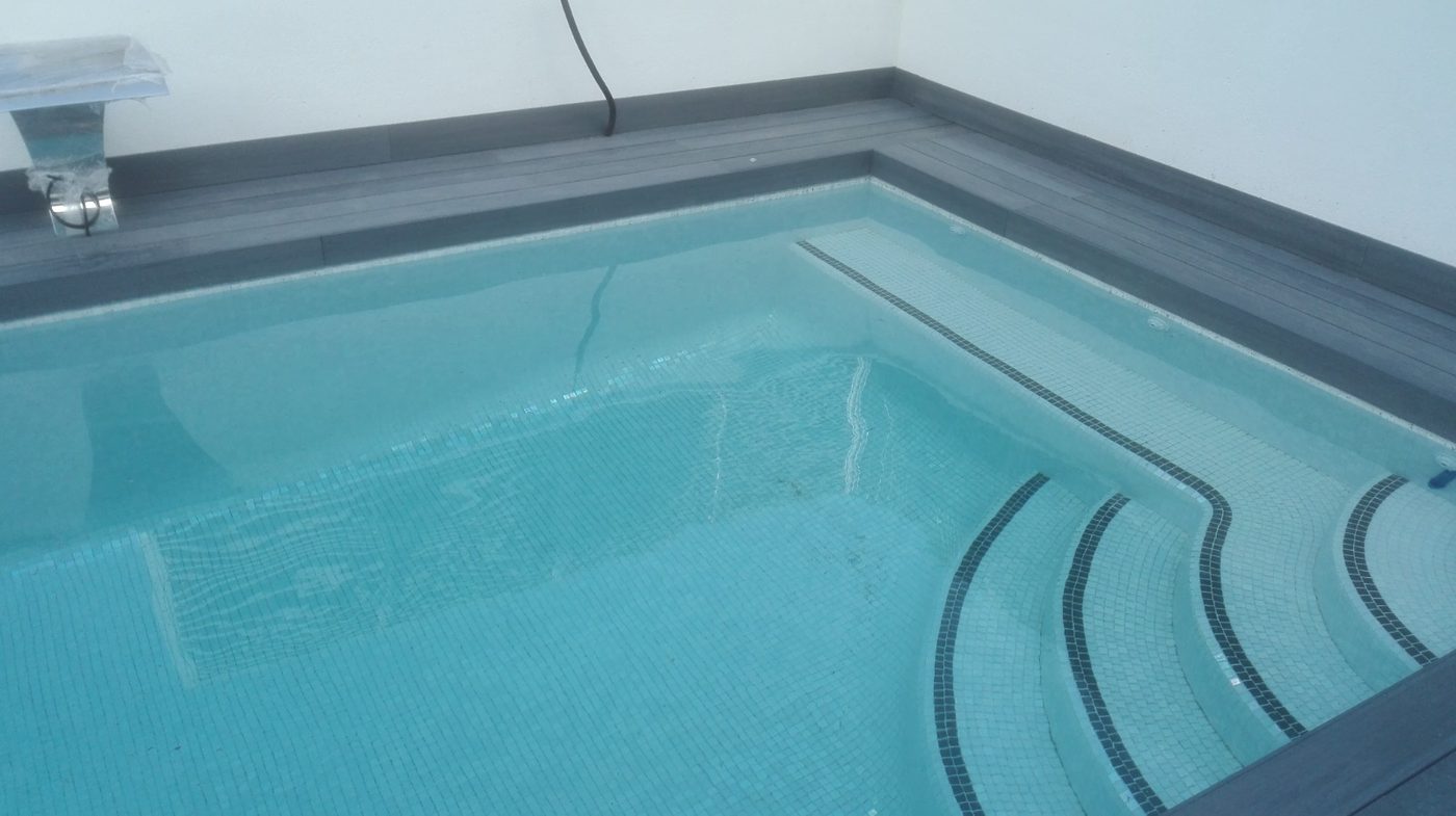 Tarima perimetral de piscina